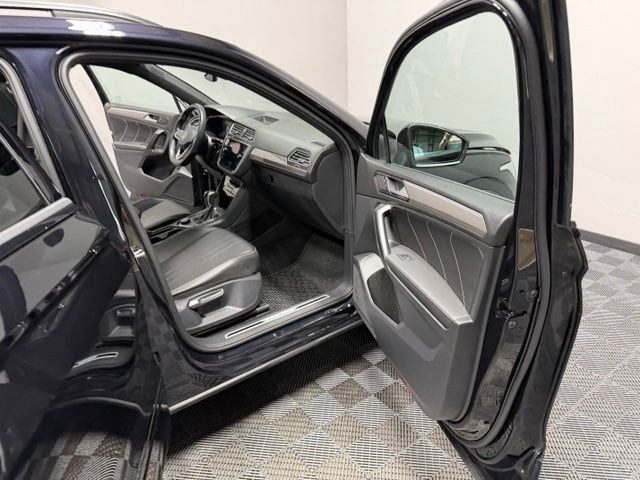 Certified Used 2022 Deep Black Pearl Effect Volkswagen 2.0T SE R-Line Black image 23