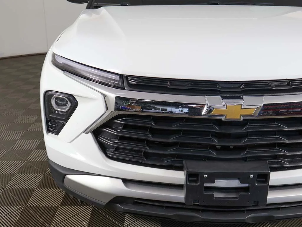 Used 2025 White Chevrolet LT image 10