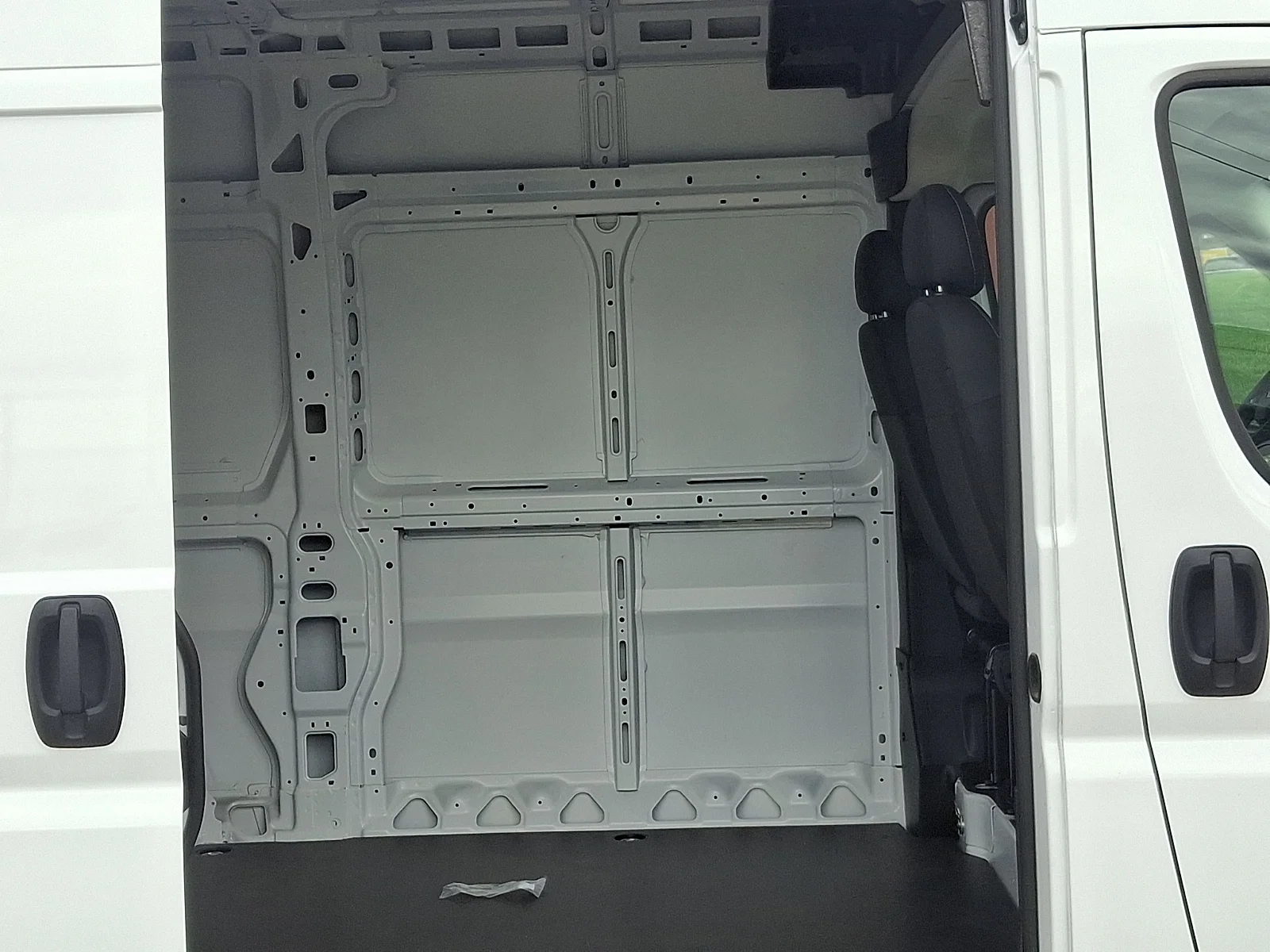 New 2026 Bright White Clear-Coat Exterior Paint RAM High Roof image 10
