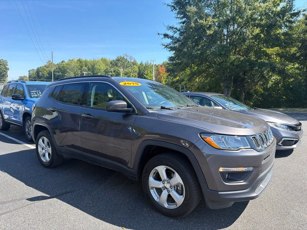 Used 2019 Gray Jeep Latitude image 3
