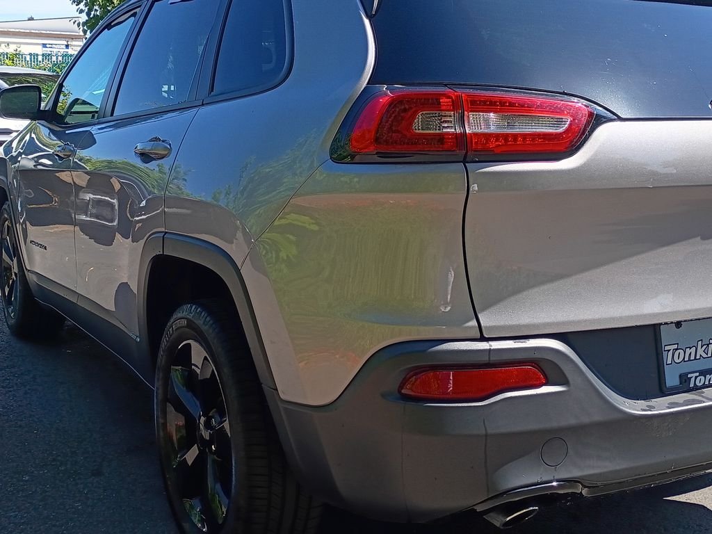 Used 2018 Billet Silver Metallic Clearcoat Jeep Latitude image 6