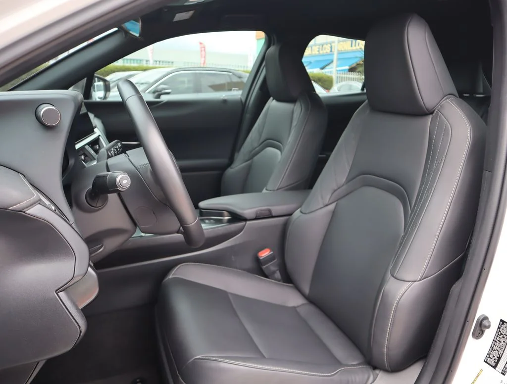 Used 2025 White Lexus 300h image 26