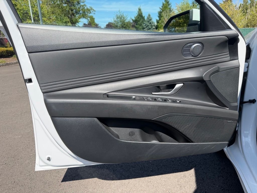 Used 2023 Lunar White Hyundai Limited image 11