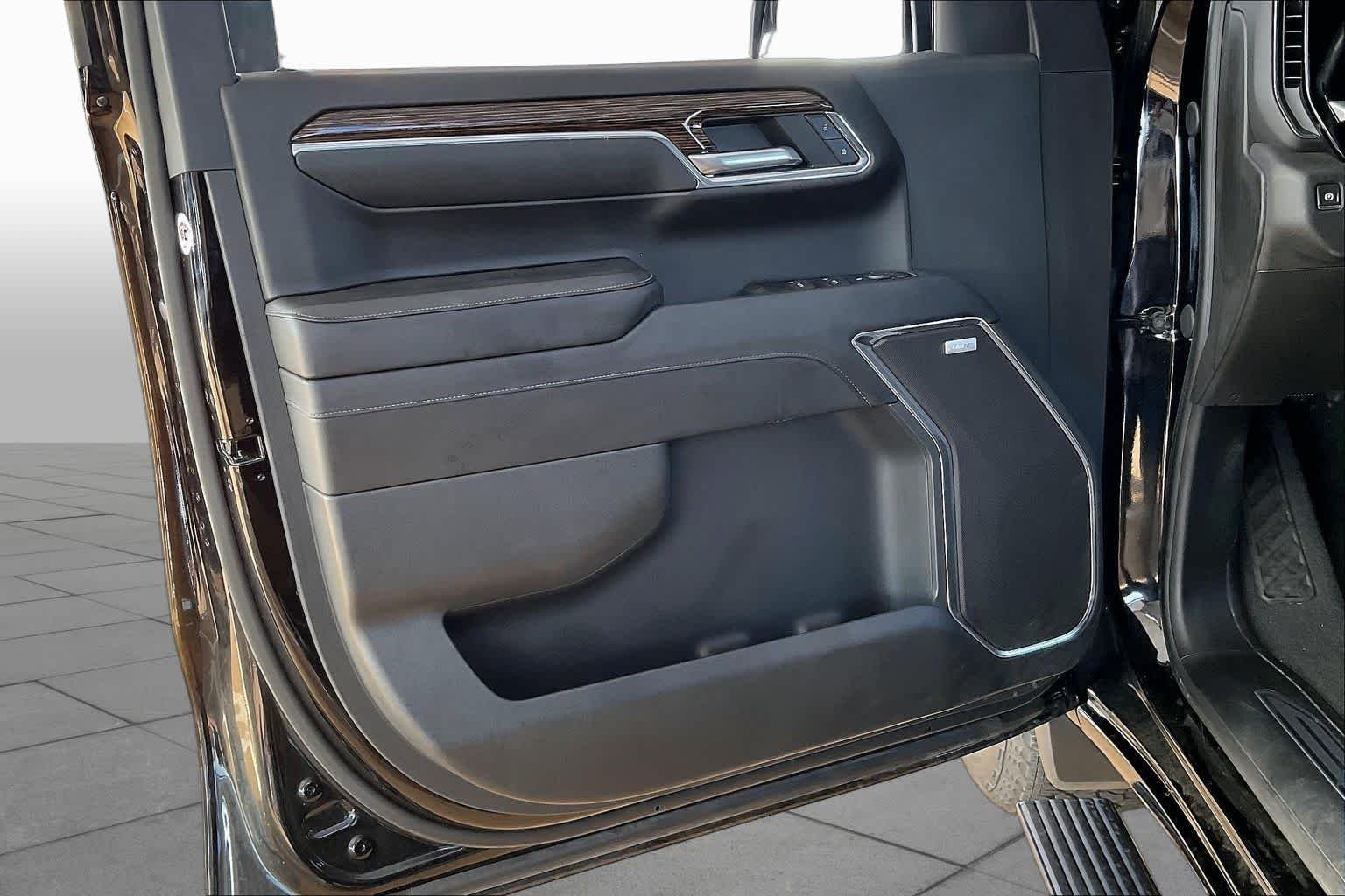 Used 2024 Onyx Black GMC Elevation image 18