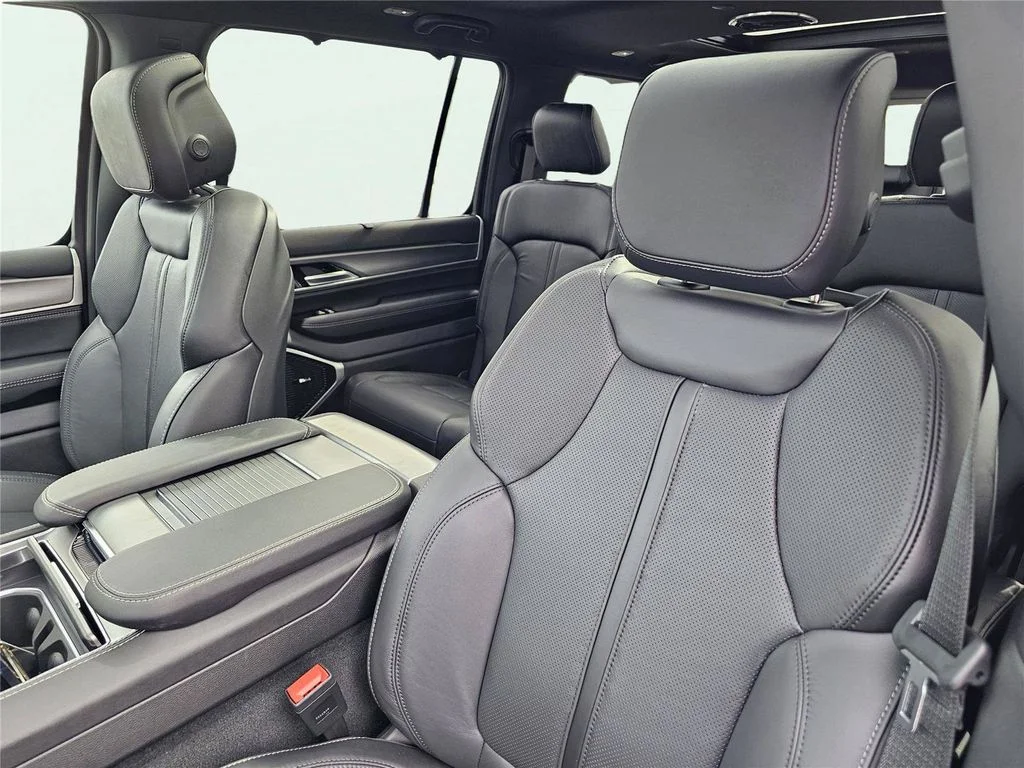 New 2026 Bright White Clear-Coat Exterior Paint Jeep Limited Reserve image 18