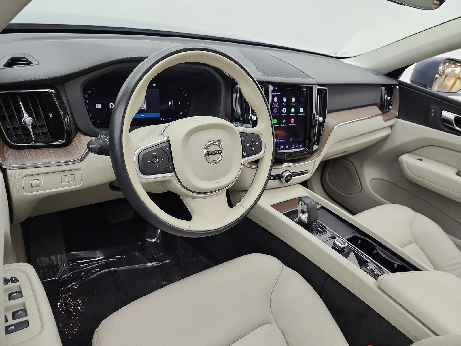 Used 2022 Thunder Grey Metallic Volvo Momentum image 14