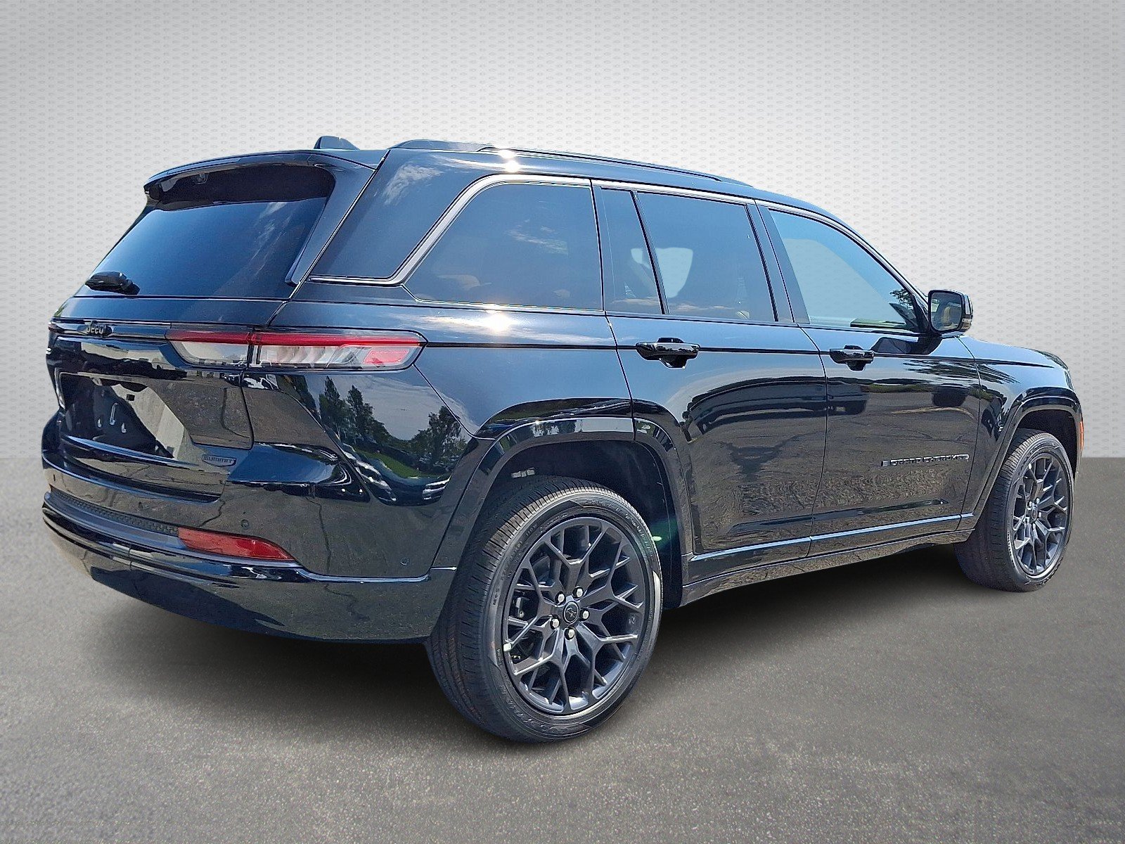 New 2027 High-Gloss Black Paint Jeep Summit 4x4 image 4