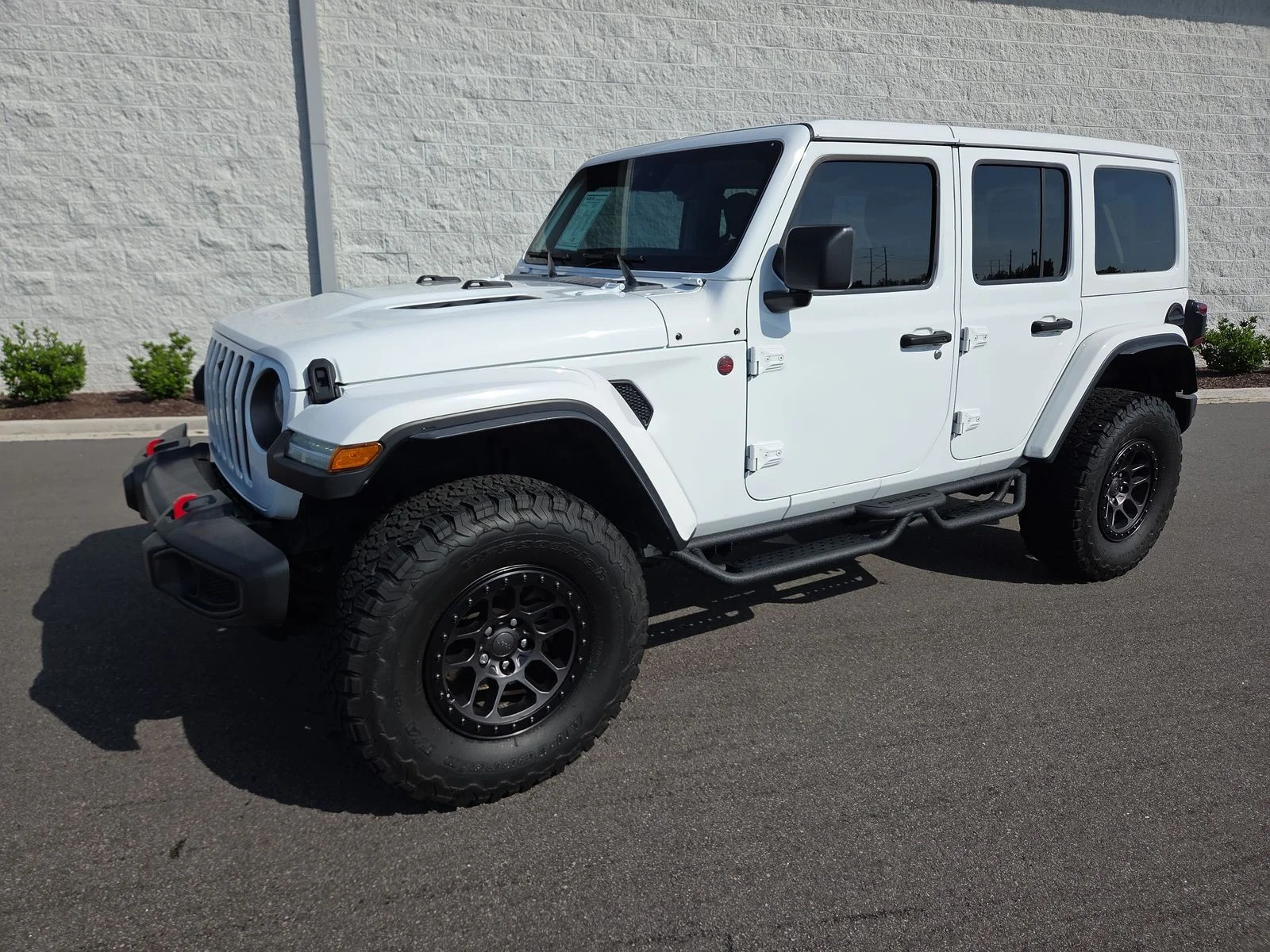 Used 2022 Bright White Clearcoat Jeep Unlimited Rubicon image 1