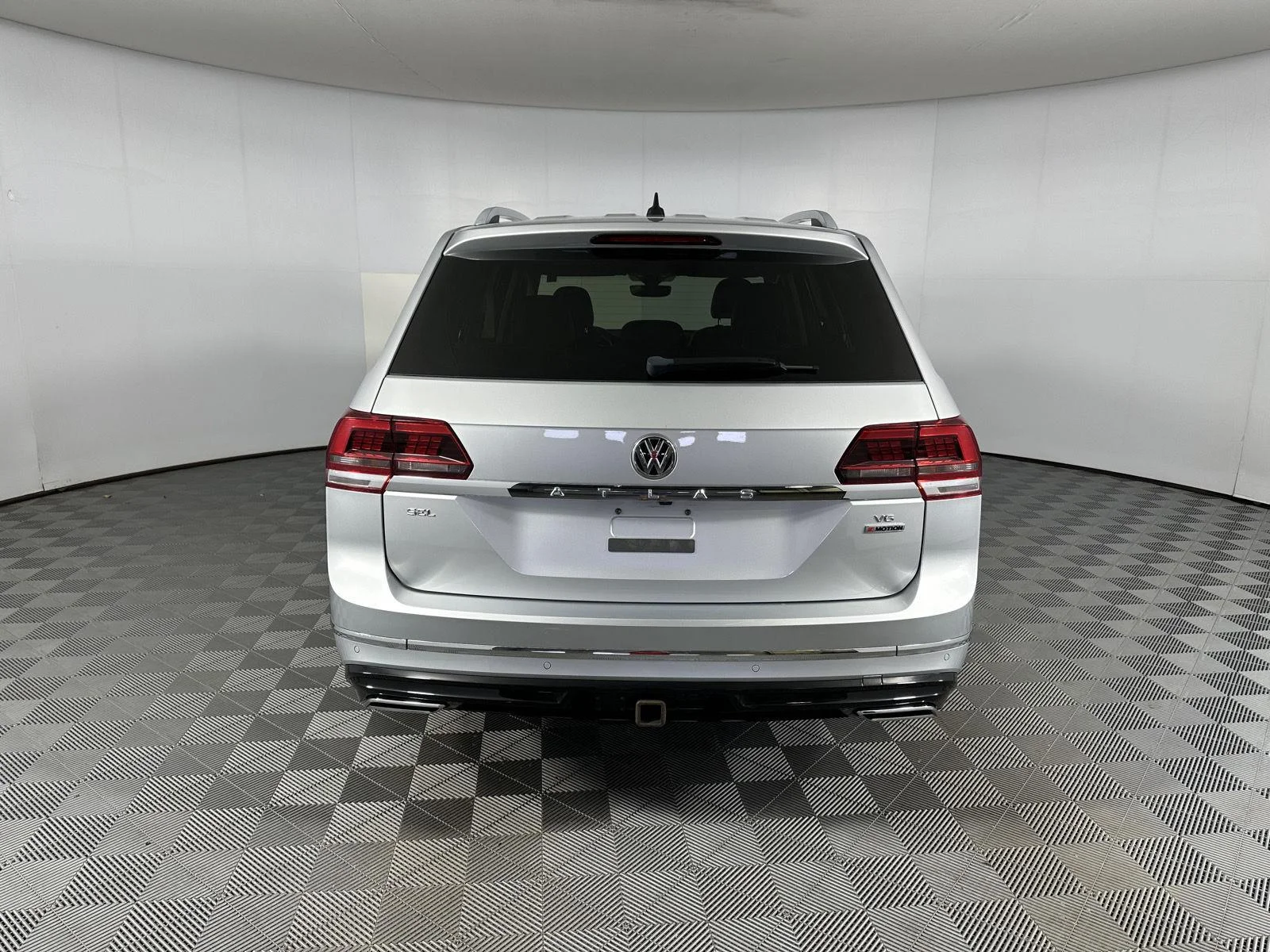 Used 2019 Platinum Gray Metallic Volkswagen 3.6L V6 SEL R-Line image 33