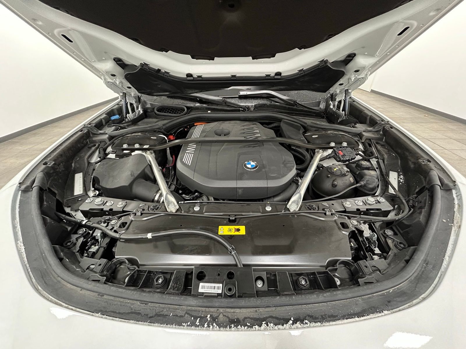 New 2026 Mineral White Metallic BMW 750e xDrive image 43