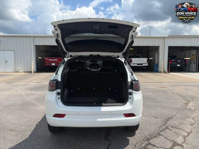 Used 2023 White Jeep High Altitude image 23