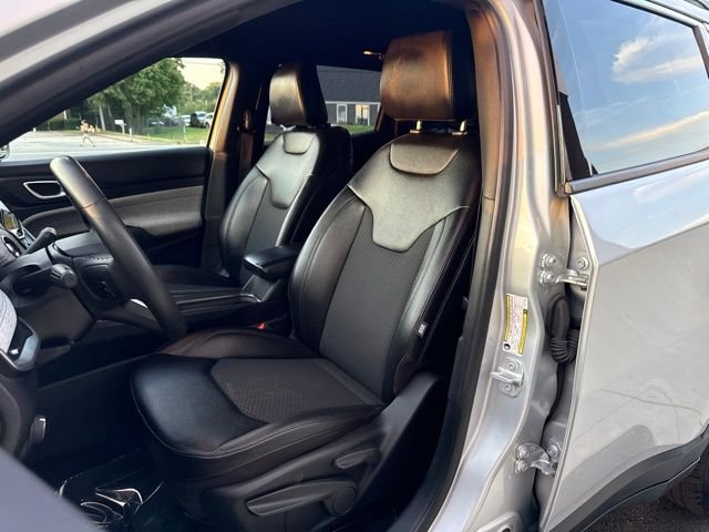 Used 2024 Silver Jeep Latitude image 13