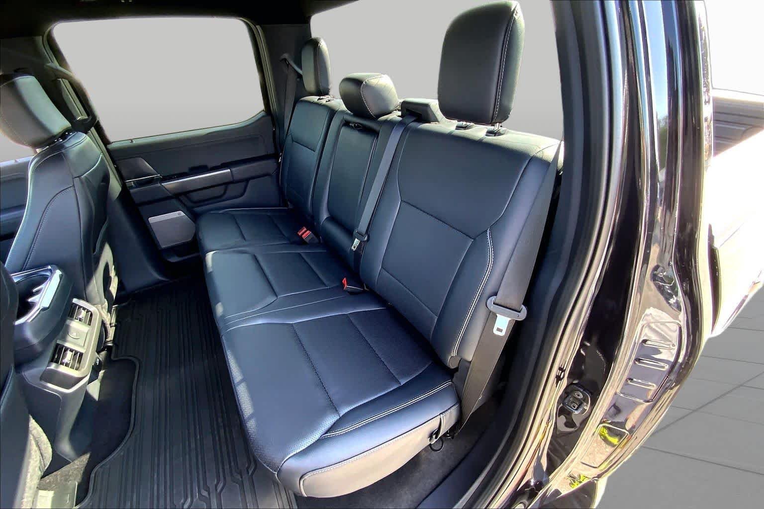 Used 2025 Agate Black Metallic Ford LARIAT image 37