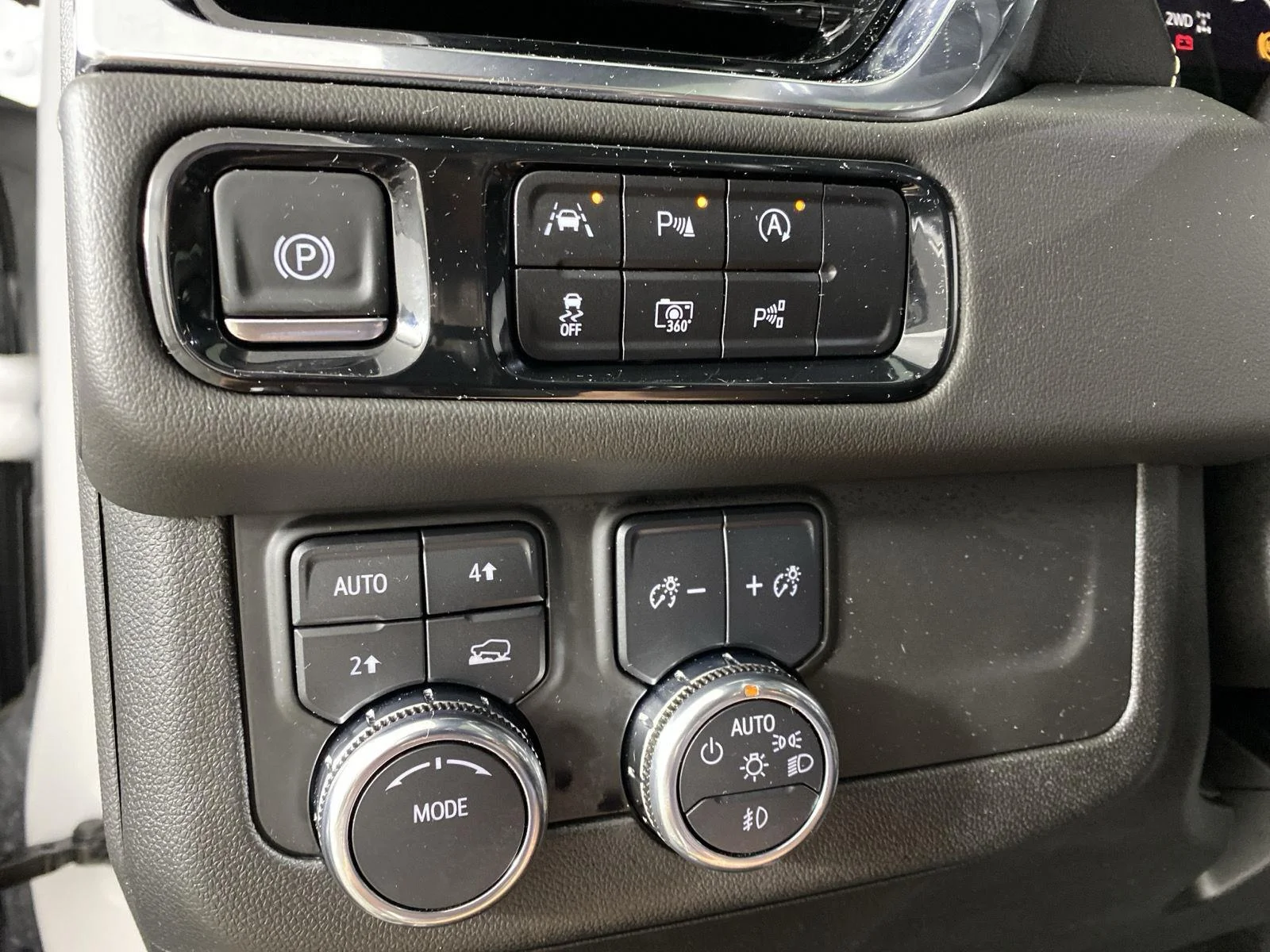 Used 2025 Summit White GMC Elevation image 16
