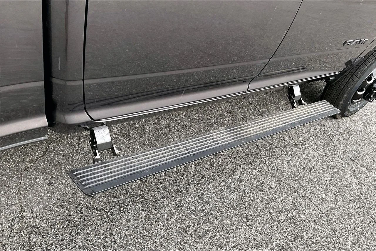 New 2026 Granite Crystal Metallic Clear-Coat Exterior Paint RAM Laramie image 9