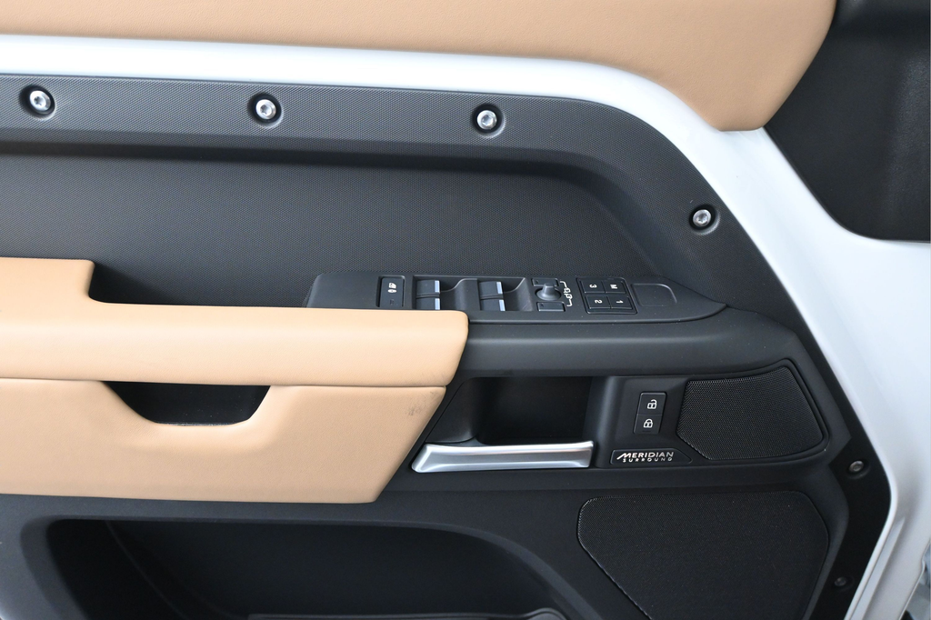 New 2026 White Land Rover X-Dynamic SE image 10