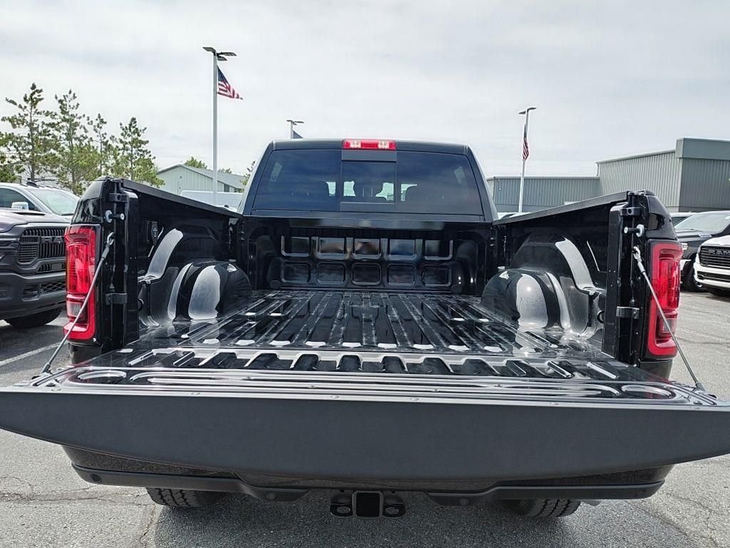 New 2026 Diamond Black Crystal Pearl-Coat Exterior Paint RAM Tradesman image 17
