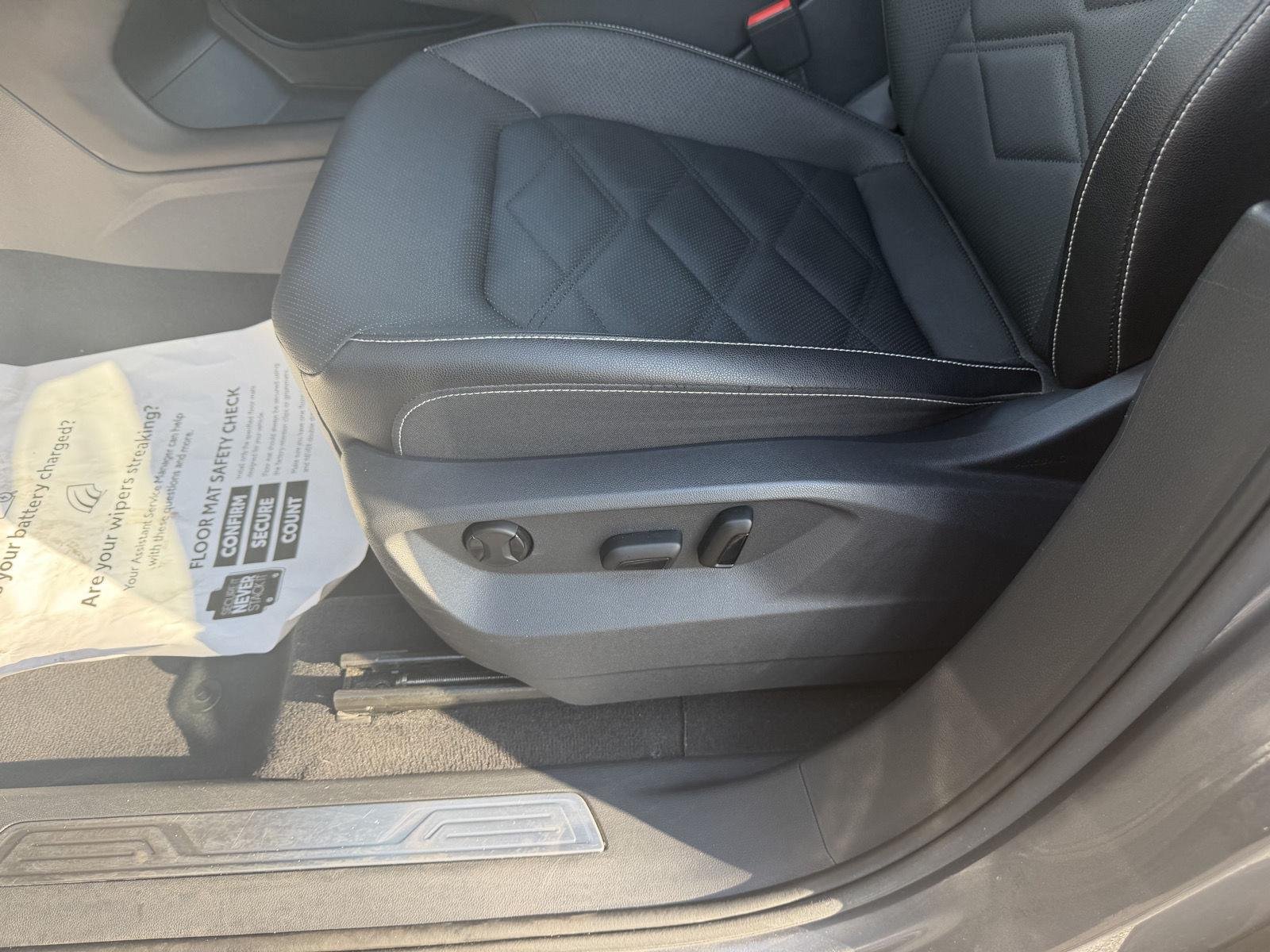 Used 2025  Volkswagen 2.0T SE w/Technology image 11