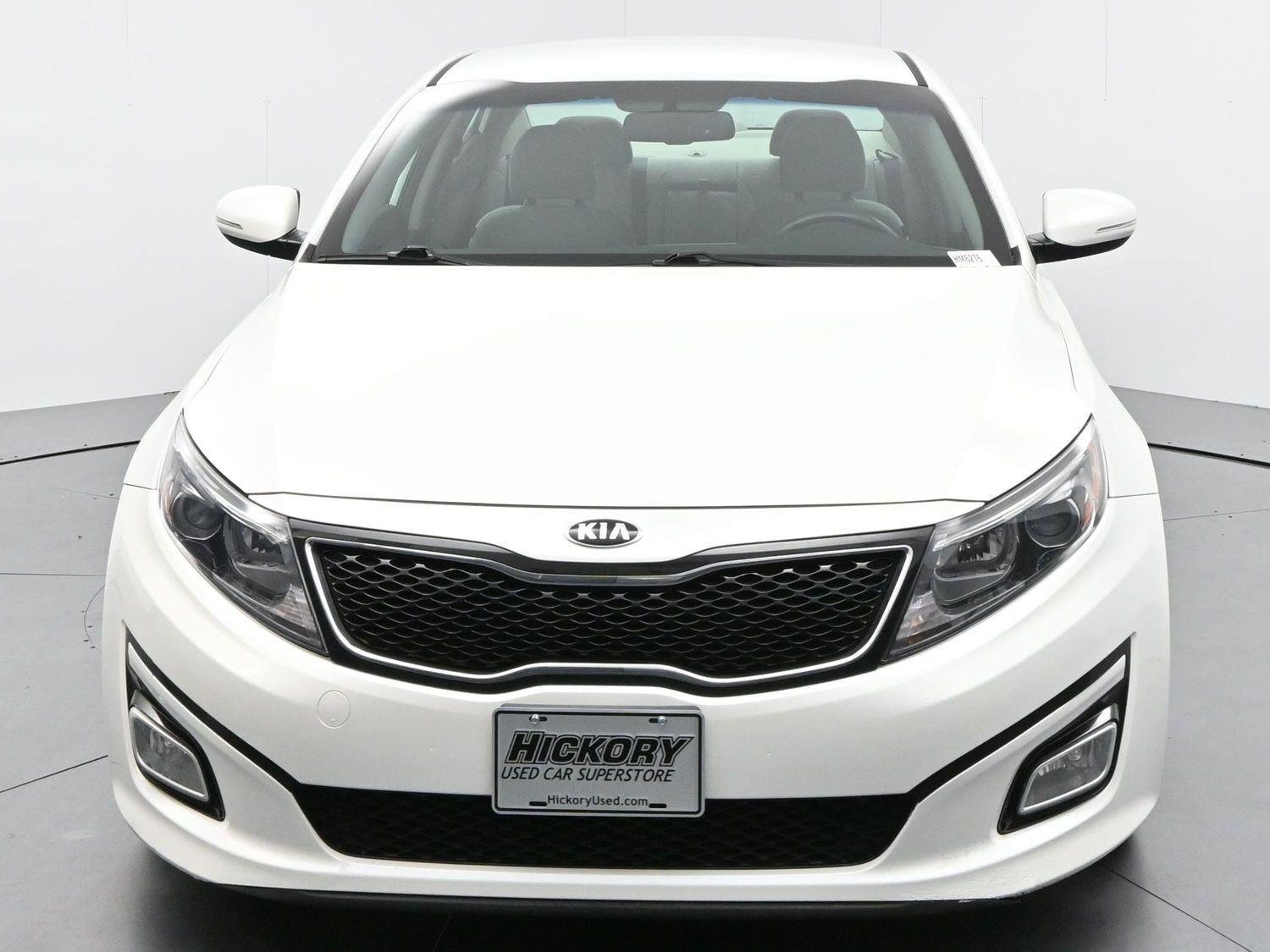 Used 2015 Snow White Pearl Kia LX image 2