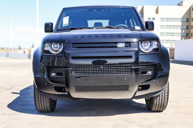 Certified Used 2025 Black Land Rover X-Dynamic SE image 2