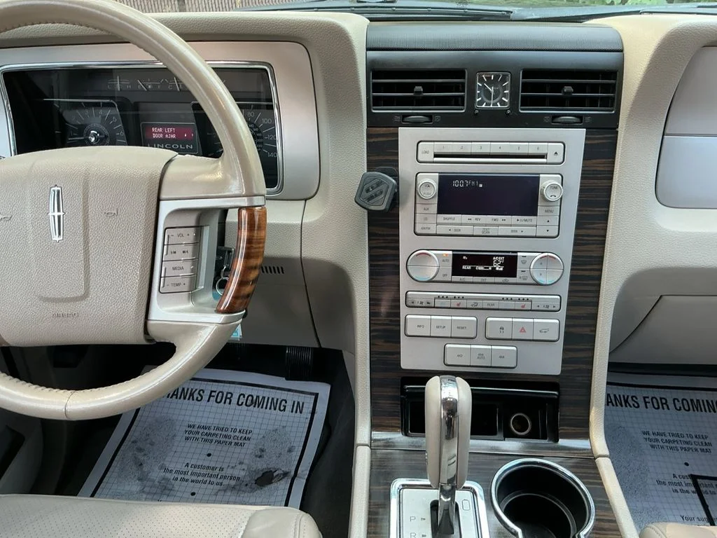 Used 2007 Gray Lincoln Base image 17