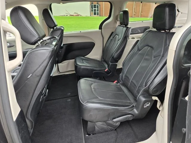 Used 2017 Gray Chrysler Limited image 13