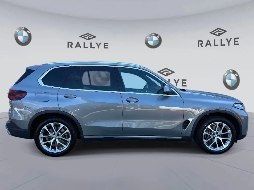 Used 2024 Skyscraper Grey Metallic BMW xDrive40i image 4