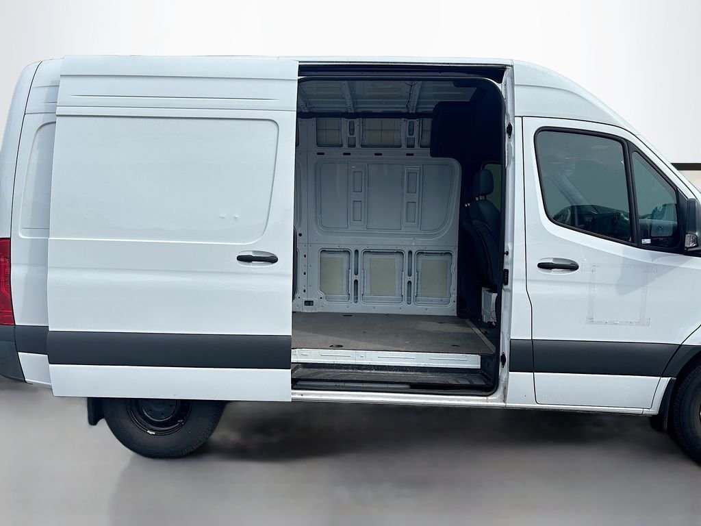 Used 2024  Mercedes-Benz Cargo 144 WB image 17