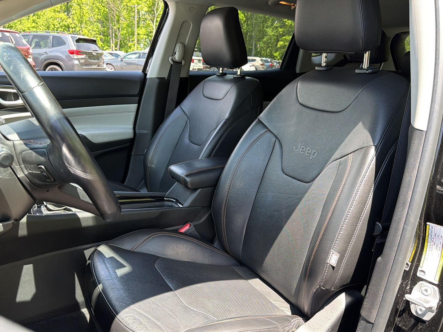 Used 2022 Diamond Black Crystal Pearlcoat Jeep Limited image 2