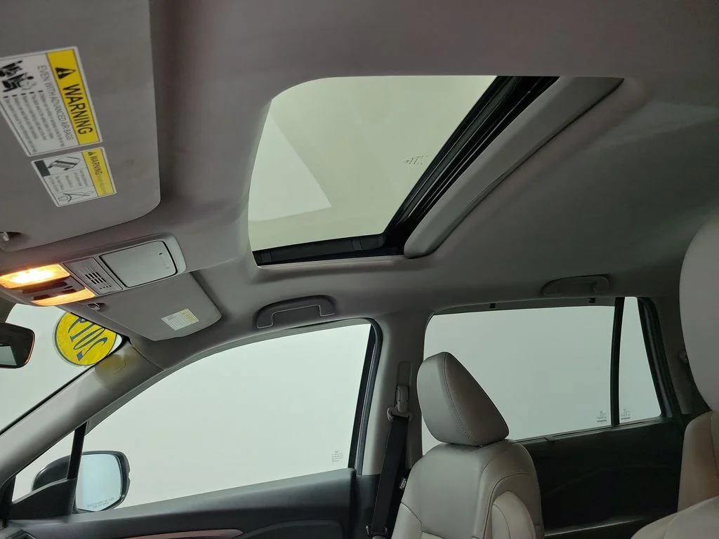 Used 2019  Honda EX-L image 2