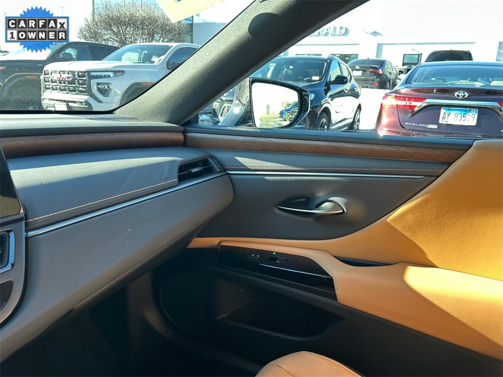 2025 LEXUS ES - Image 25