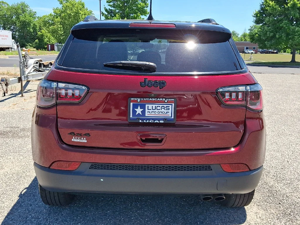 Used 2021 Velvet Red Pearlcoat Jeep Altitude image 10