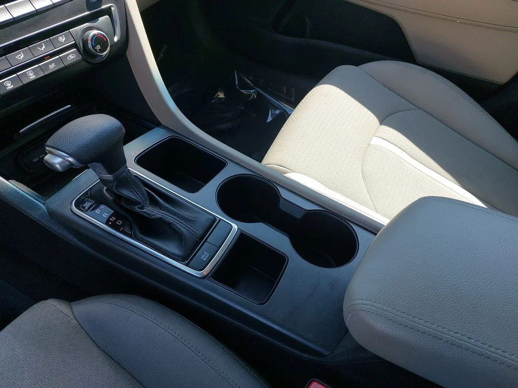 Used 2018 White Kia LX image 23