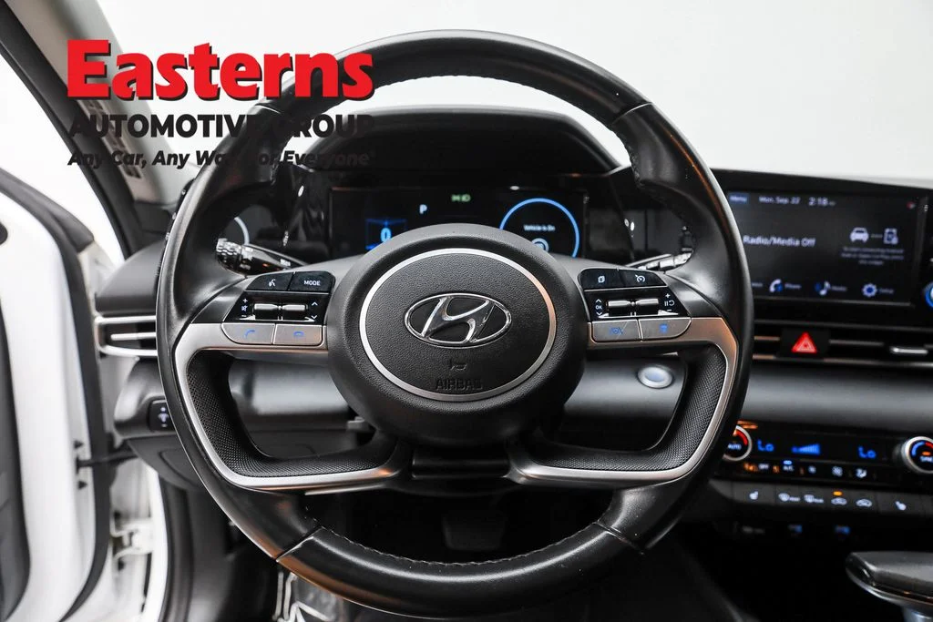 Used 2022 White Hyundai SEL image 10