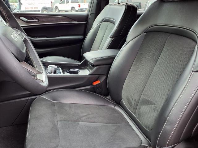 New 2026 Diamond Black Crystal Pearlcoat Jeep Laredo image 29