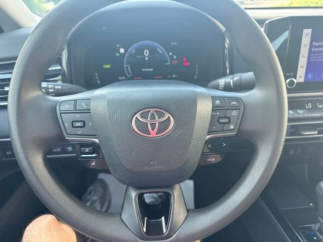 Used 2025 White Toyota LE image 27