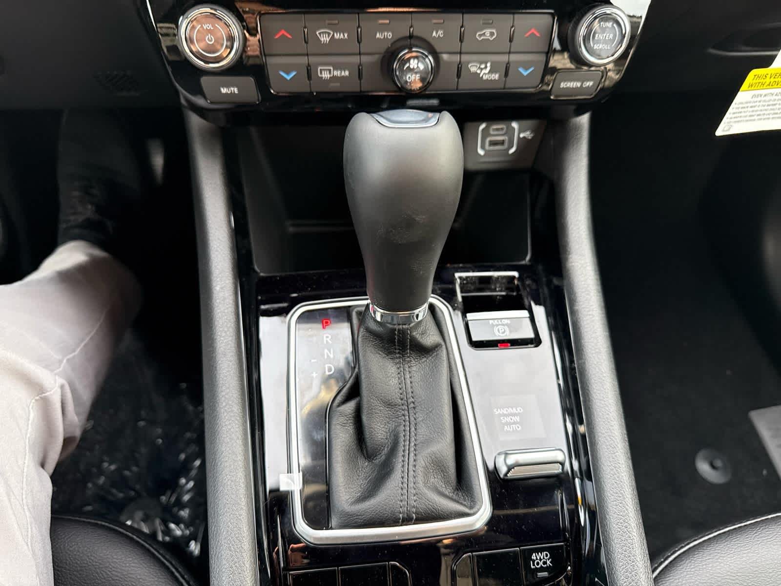 New 2026 Bright White Clearcoat Jeep Latitude image 25