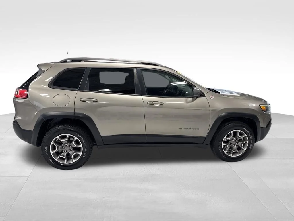Used 2021 Beige Jeep Trailhawk image 10