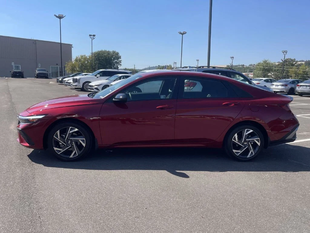 Used 2025 Red Hyundai SEL Sport image 24
