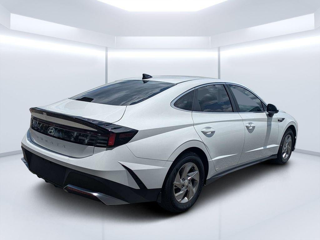 New 2026 White Hyundai SE image 3