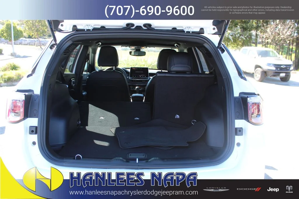 Used 2026 White Jeep Latitude image 10