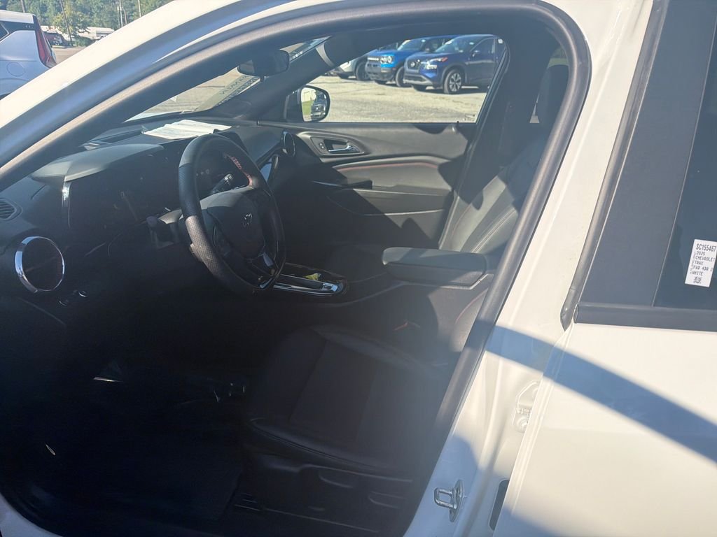 Used 2025 White Chevrolet 2RS image 13