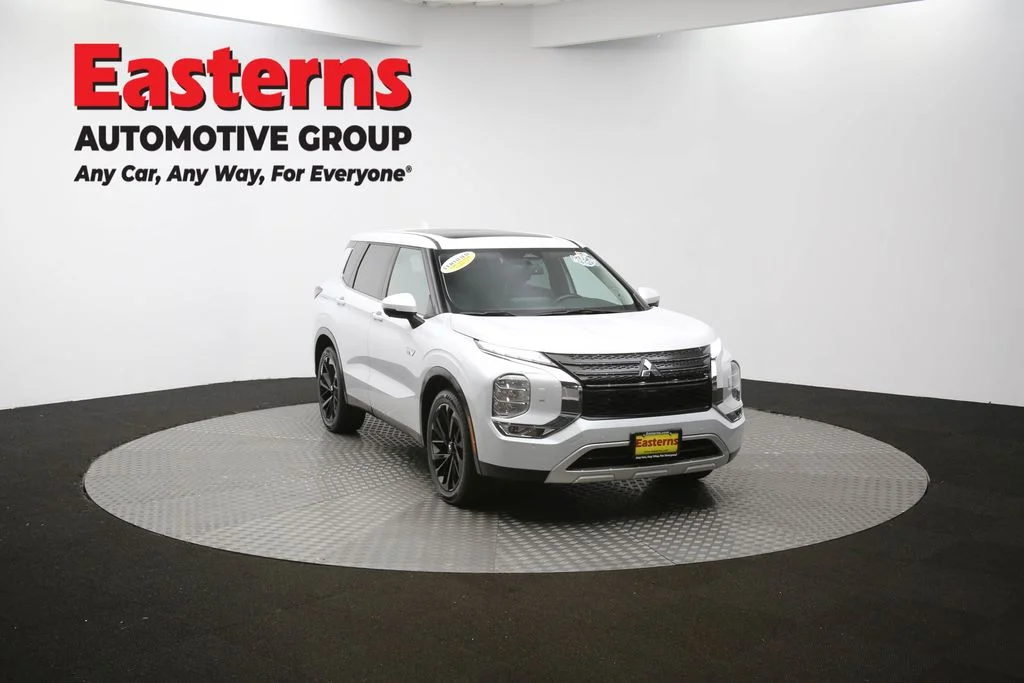 Used 2023 White Mitsubishi SE image 51