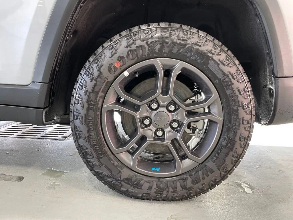 New 2024 Silver Zynith Exterior Paint Jeep Trailhawk 4xe image 14