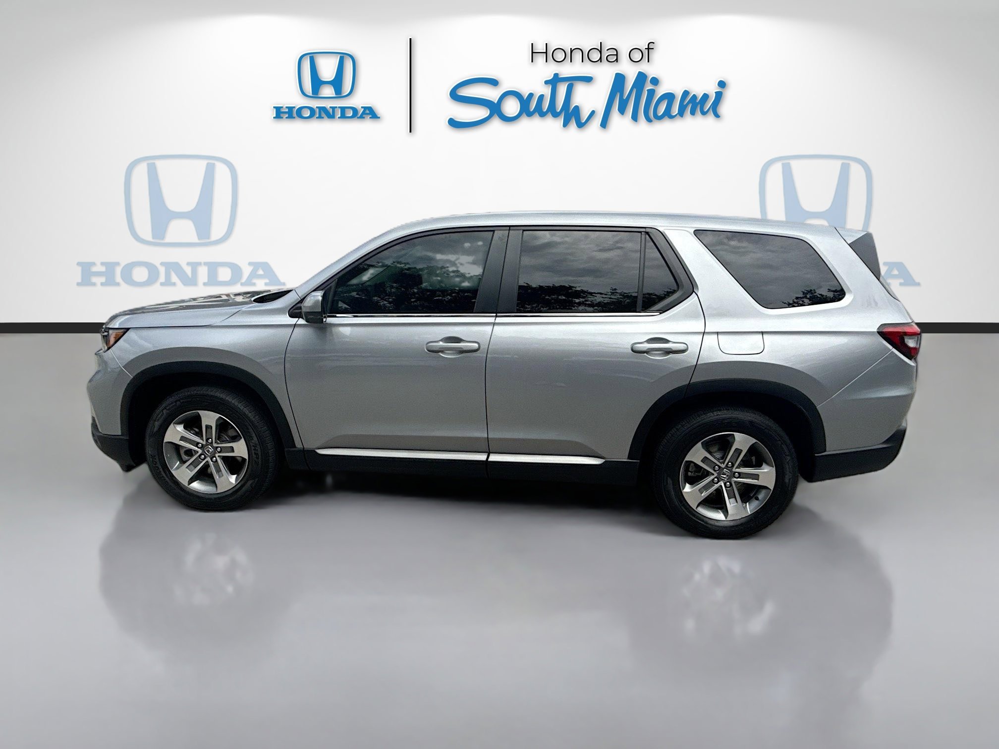 Used 2024 Lunar Silver Metallic Honda EX-L 8 Passenger image 4