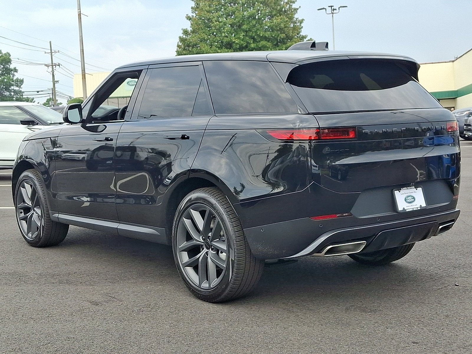 New 2027 Santorini Black Land Rover SE image 4