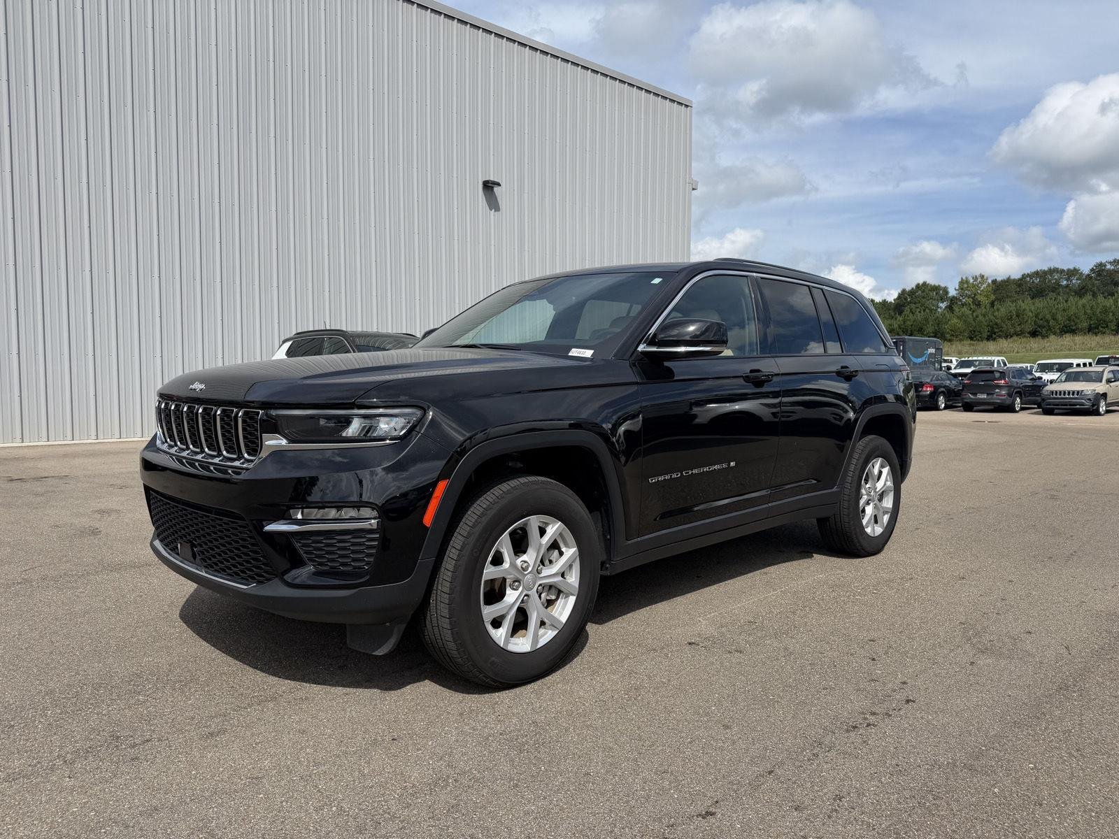 Used 2023 Diamond Black Crystal Pearlcoat Jeep Limited image 1