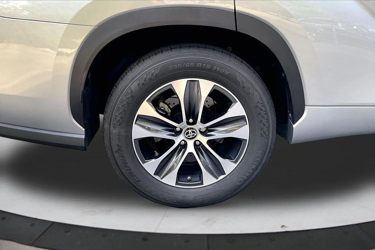 Certified Used 2021 Silver Toyota XLE image 35