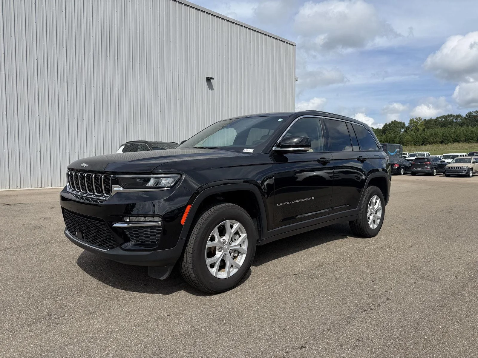 Used 2023 Diamond Black Crystal Pearlcoat Jeep Limited image 1