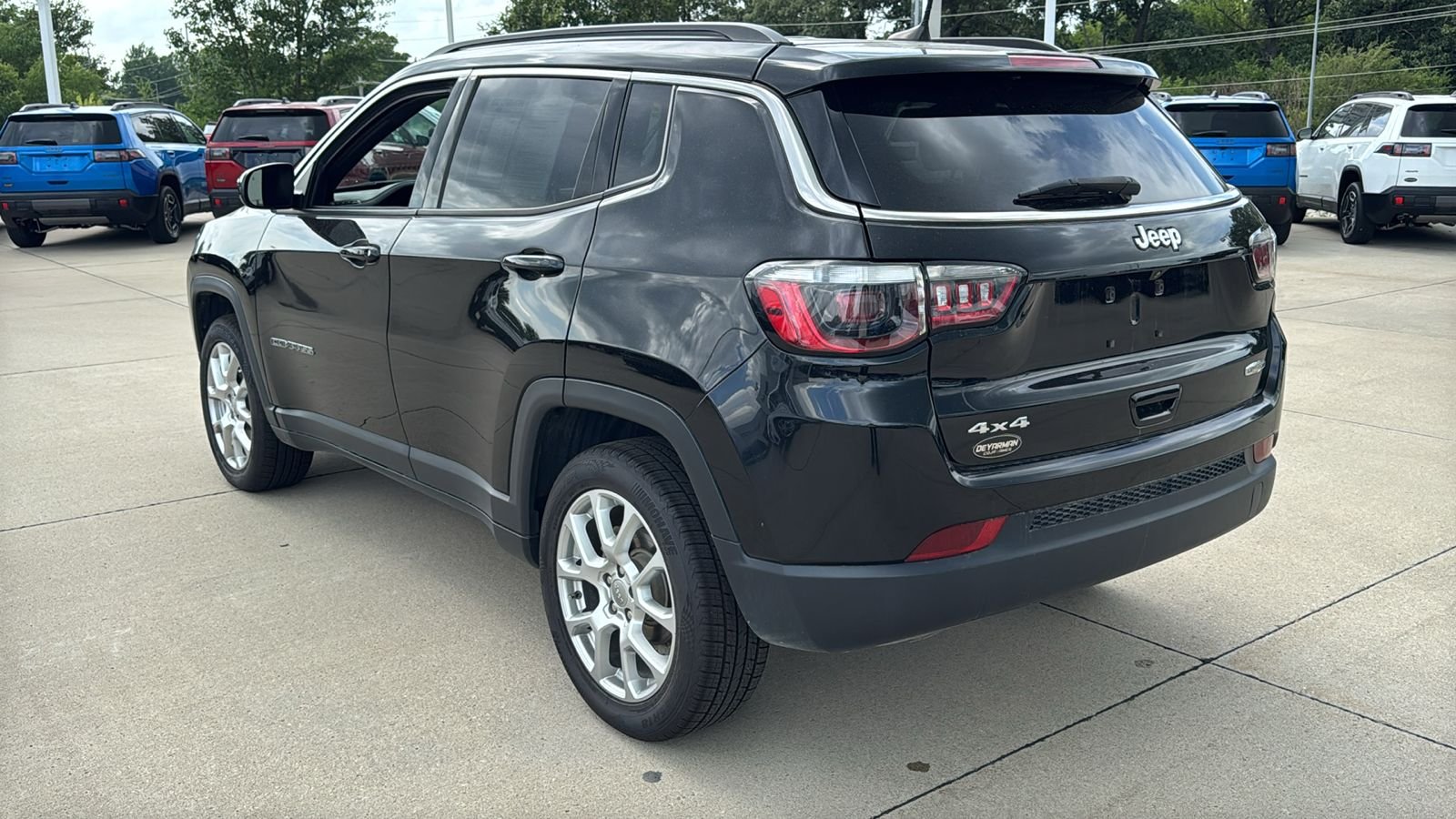 Used 2023 Black Jeep Latitude Lux image 9